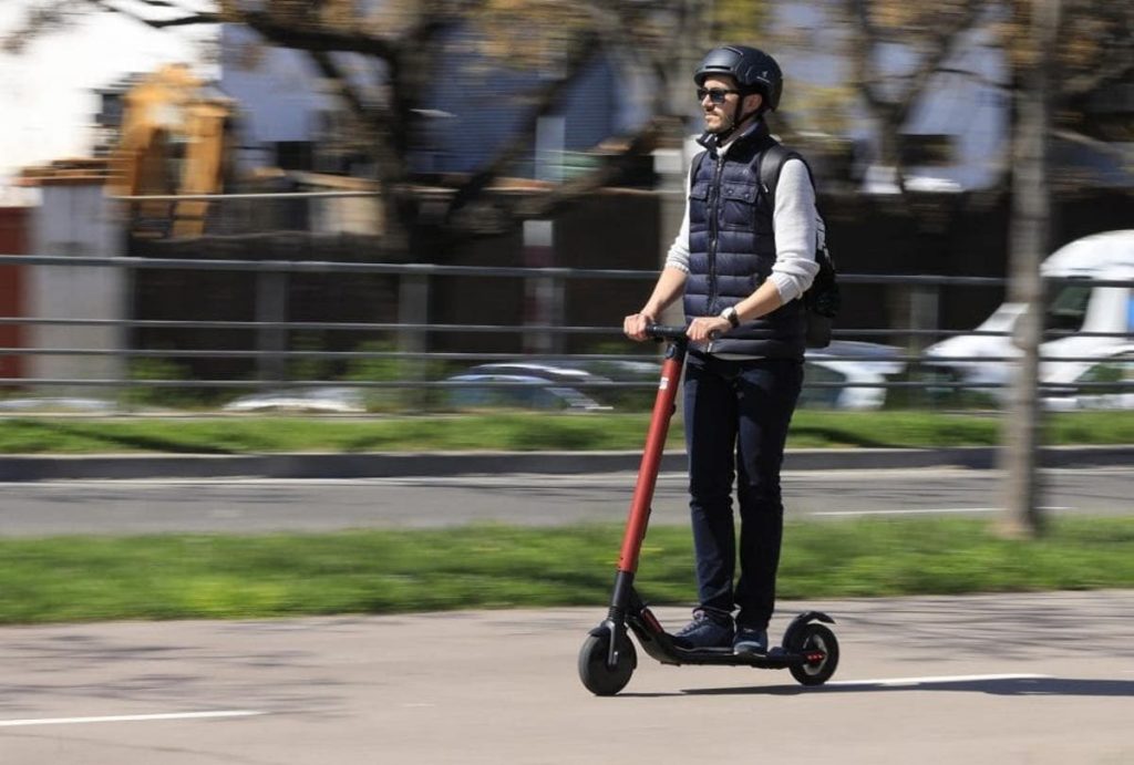 El aumento de velocidad al adelantar causa multa
