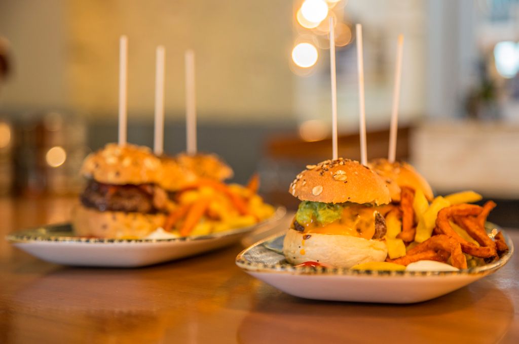 ¡Que viva México! Los mejores restaurantes para comer un buen guacamole 96 El Escondite de Villanueva.Mini burguer