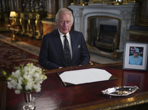 El-rey-Carlos-III-ha-hecho-valer-los-protocolos-sobre-el-funeral-de-su-madre