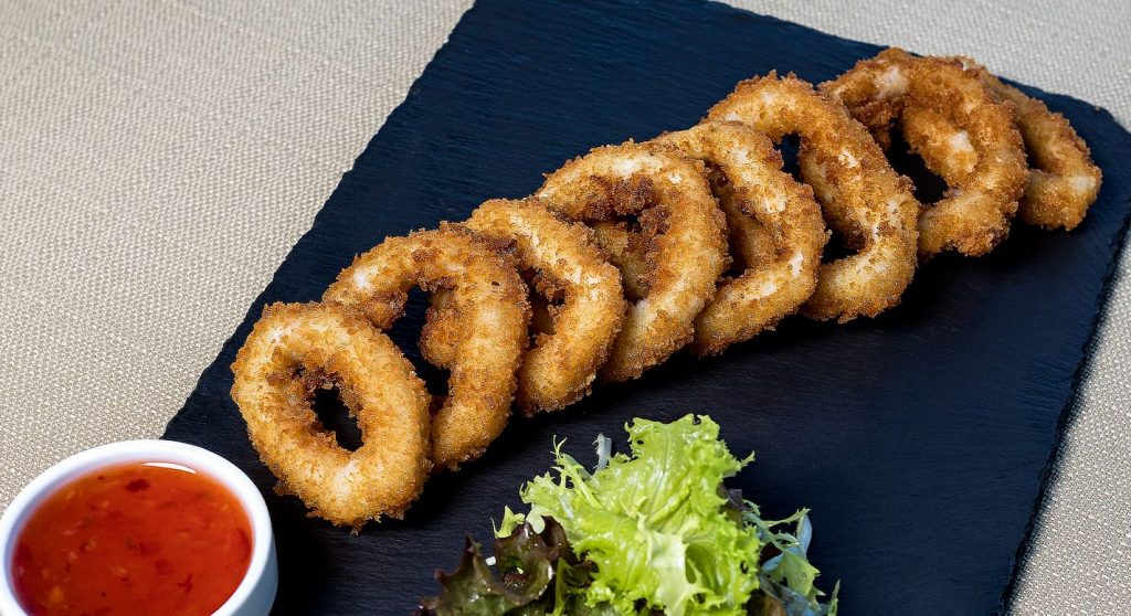 El secreto de los chiringuitos para unos calamares a la romana de escándalo