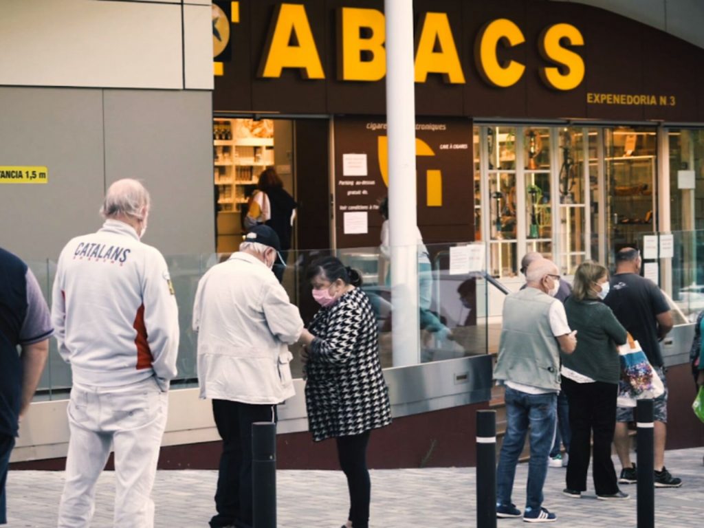 ¿Cuál es el nombre de la avenida en la que se encuentra ese bordillo en el pueblo?