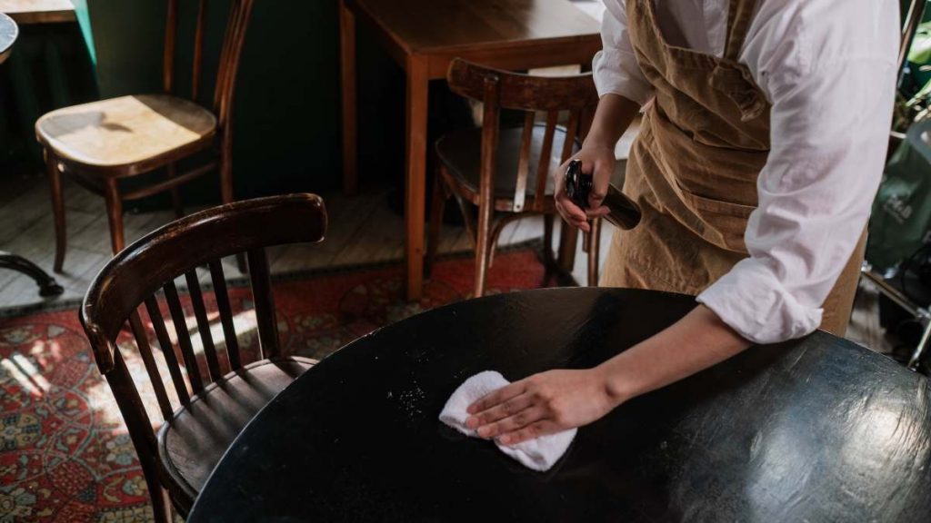 Esto es lo que los camareros odian en un bar 14