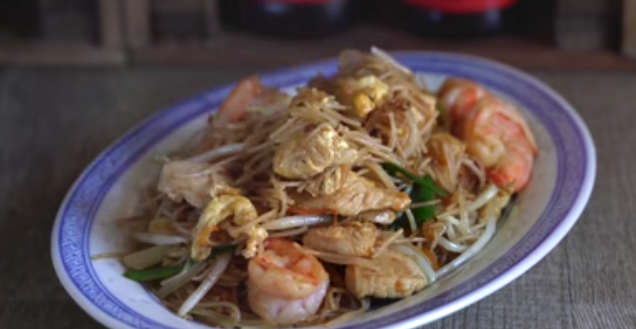 Fideos fritos tres delicias: la receta fundamental para que te salgan perfectos