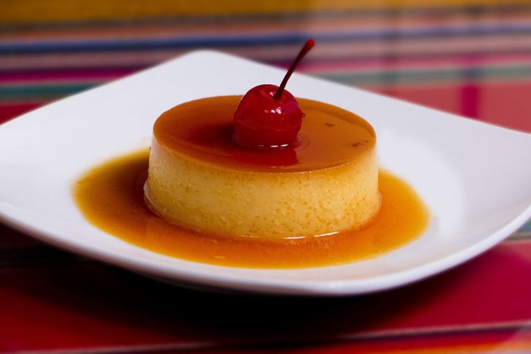 Flan de huevo: la receta para prepararlo en el microondas en minutos