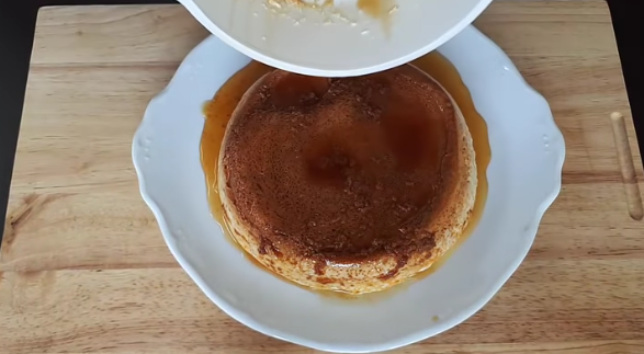 Flan de huevo: la receta para prepararlo en el microondas en minutos