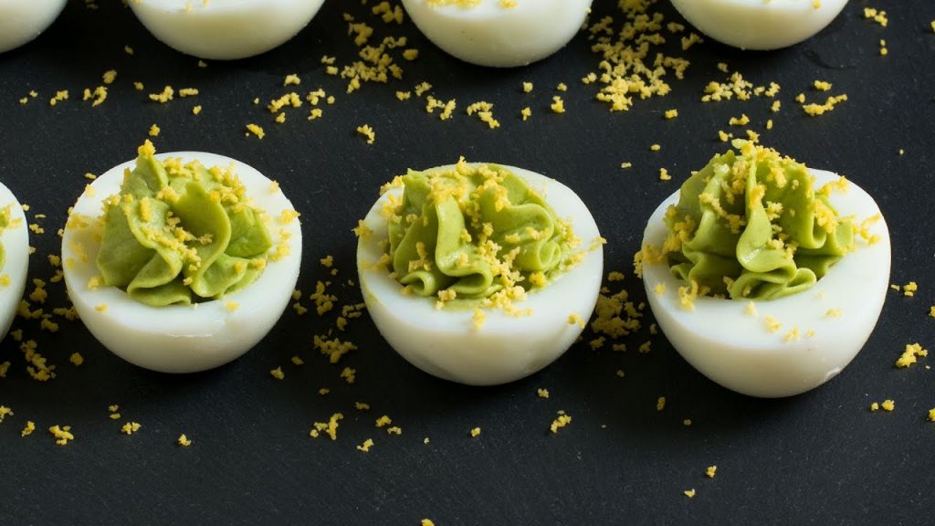 Huevos rellenos de aguacate: la receta que le da un sabor más suavec