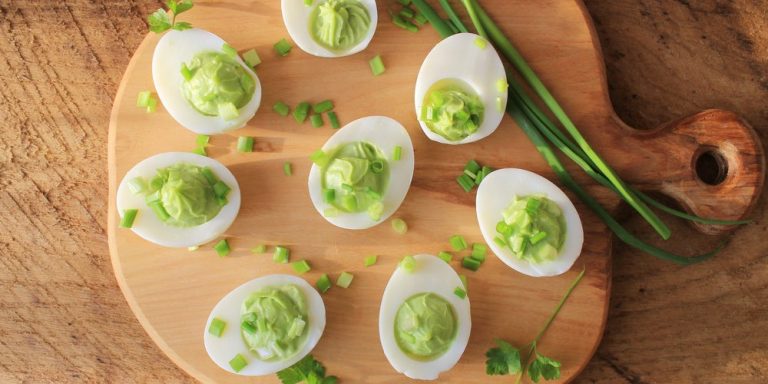 Huevos rellenos de aguacate: la receta que le da un sabor más suave