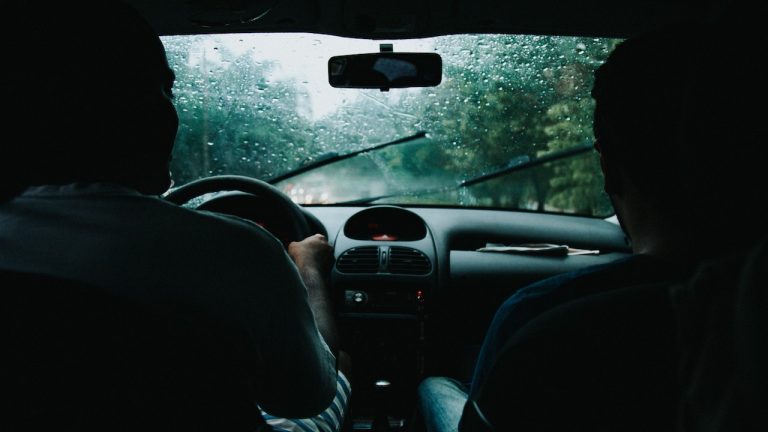 La DGT advierte de los peligros más frecuentes al conducir bajo lluvia y cómo actuar