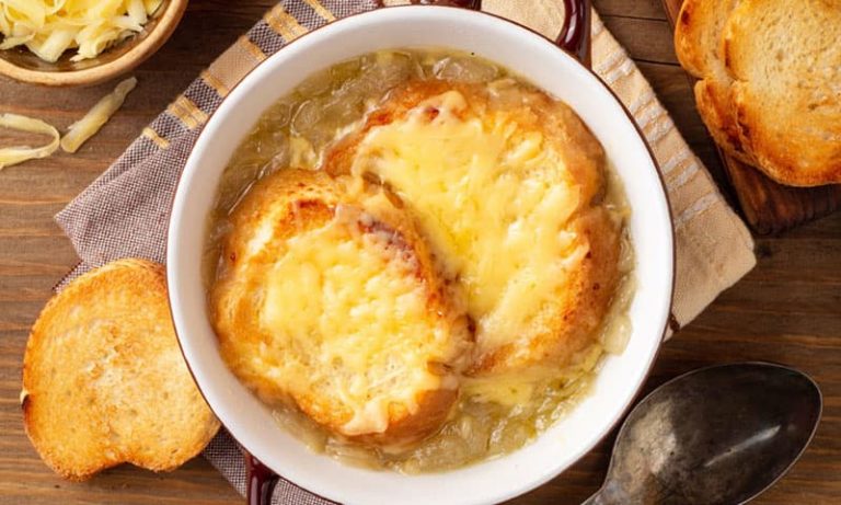 La receta de Arguiñano para hacer una sopa de cebolla sabrosa