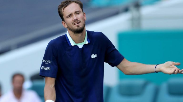 Un desquiciado Medvedev se plantea su retirada del tenis