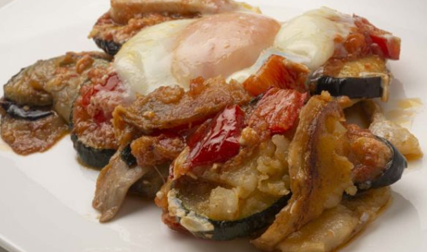 Pisto con huevo: la receta original de Arguiñano que nadie iguala