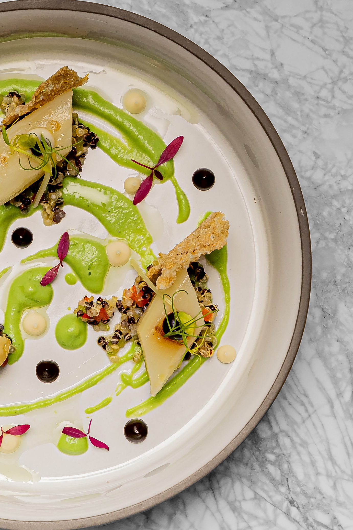 Quinua de esparragos tiernos y tofe de guisantes 2