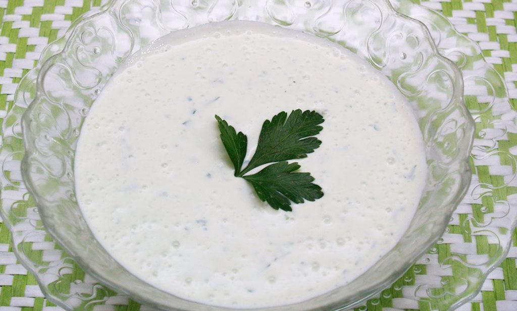 Salsa de yogur: cómo se hace y recetas fáciles para usarla