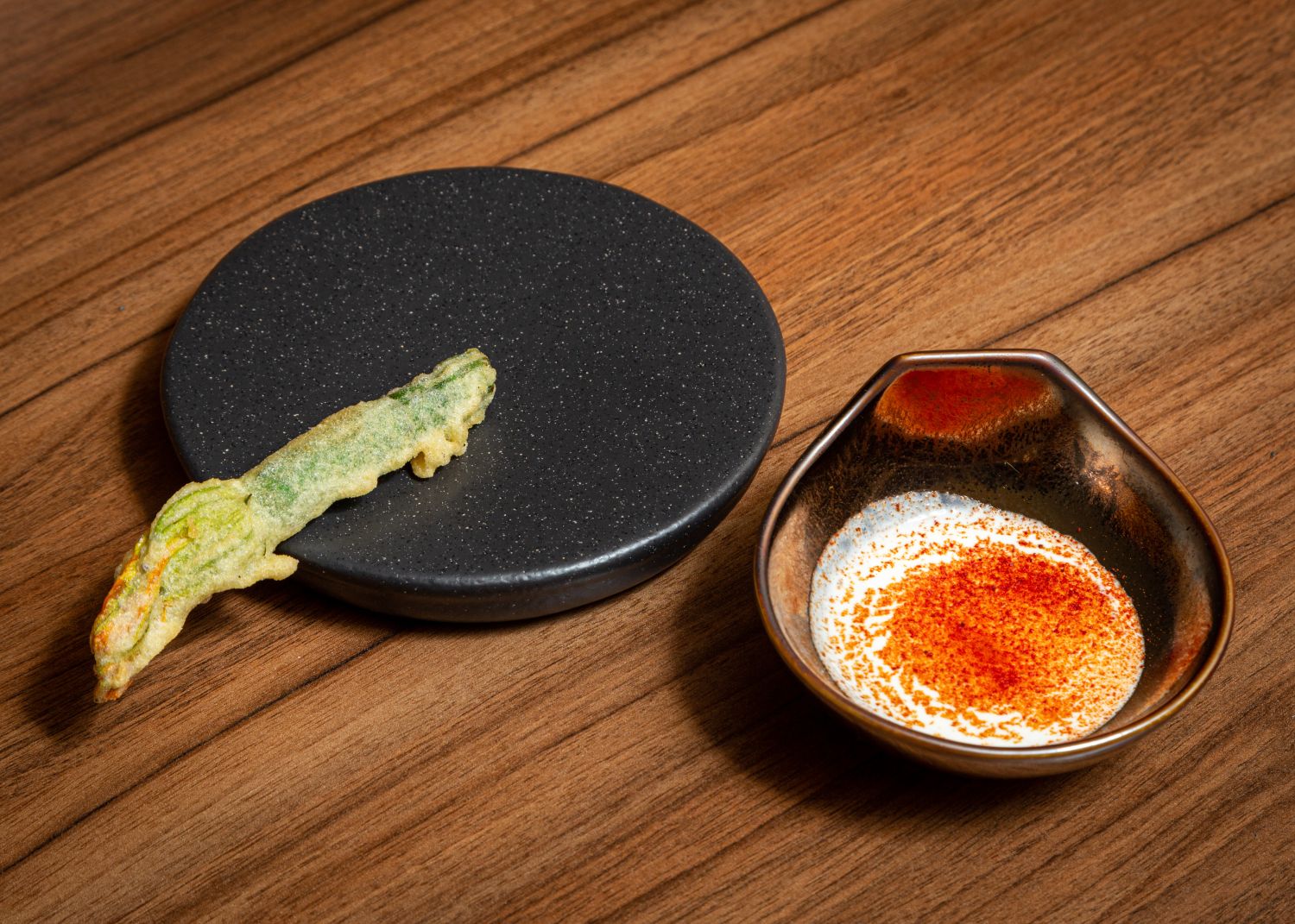 Tempura de mini calabacin y su flor con lactico de jamon 2