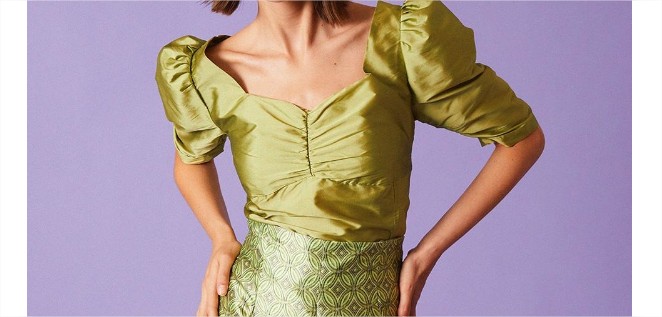 Top de mujer con fruncido en hombros y escote corazón