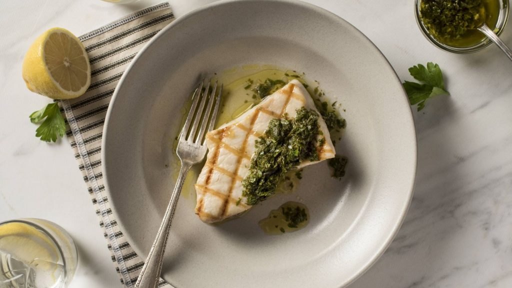 Emperador con salsa verde: así se hace para que quede delicioso 