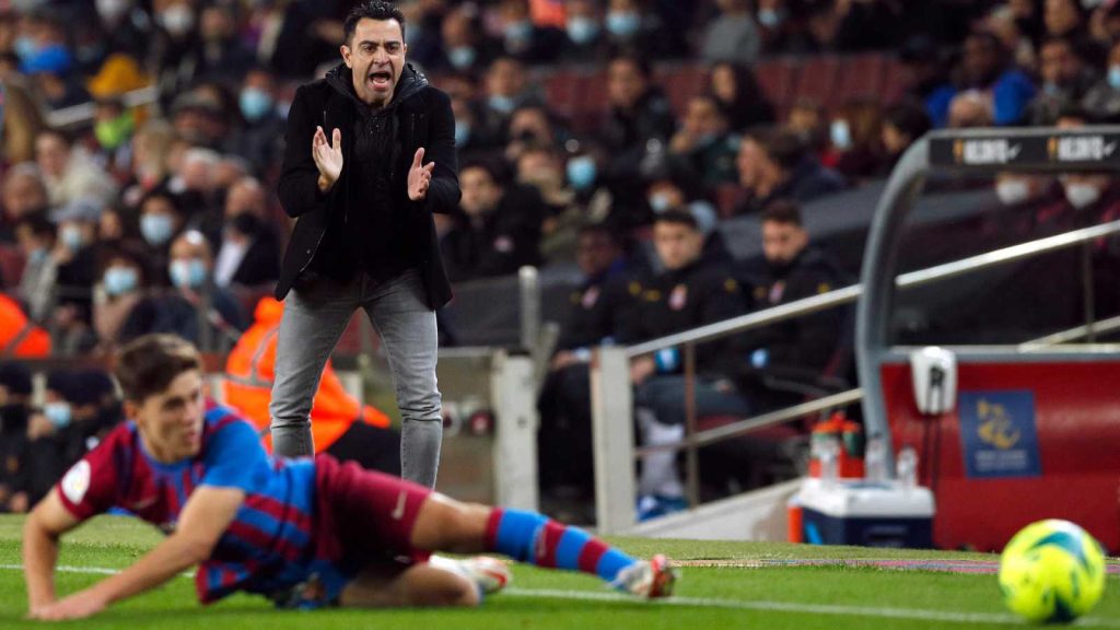 Xavi trata de no pensar en los problemas que enfrenta el club  