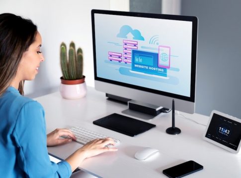 hosting chica ordenador