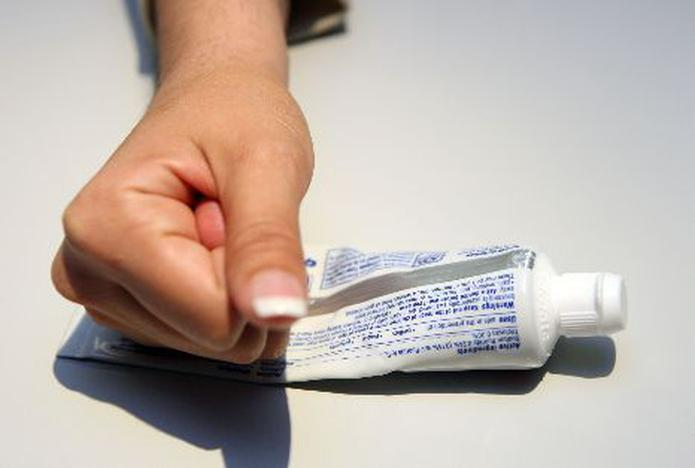 Personas que aprietan la pasta dental de atrás hacia adelante