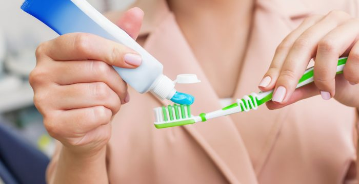 La pasta dental aplastada desde la parte superior