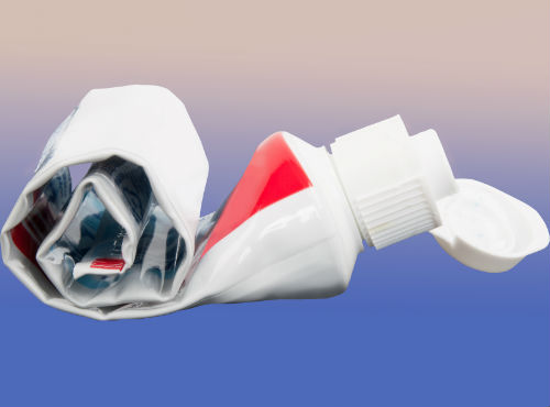 Pasta dental que ha sido aplastada en cualquier parte