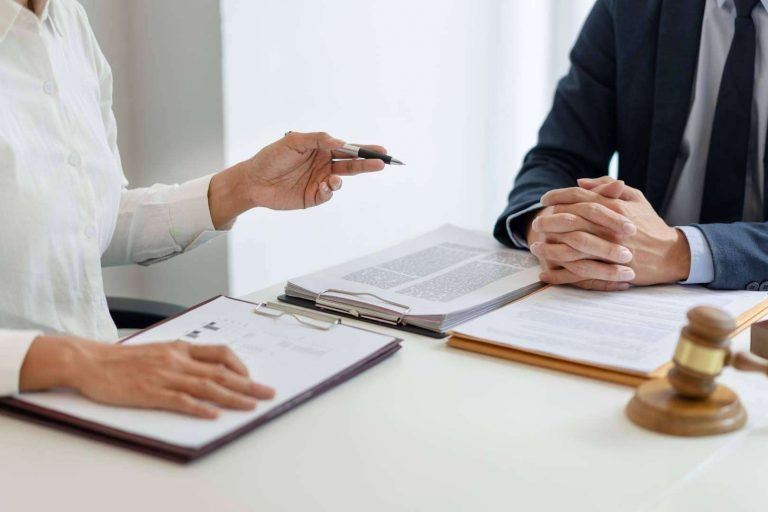 ¿Qué servicios de derecho inmobiliario en Alicante ofrece Carlos Baño León?