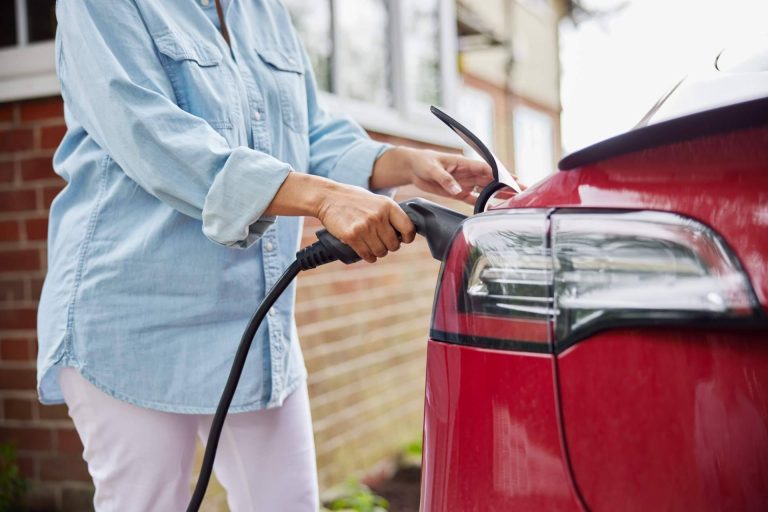 Cargar el coche eléctrico con energía solar y Smart Wallboxes