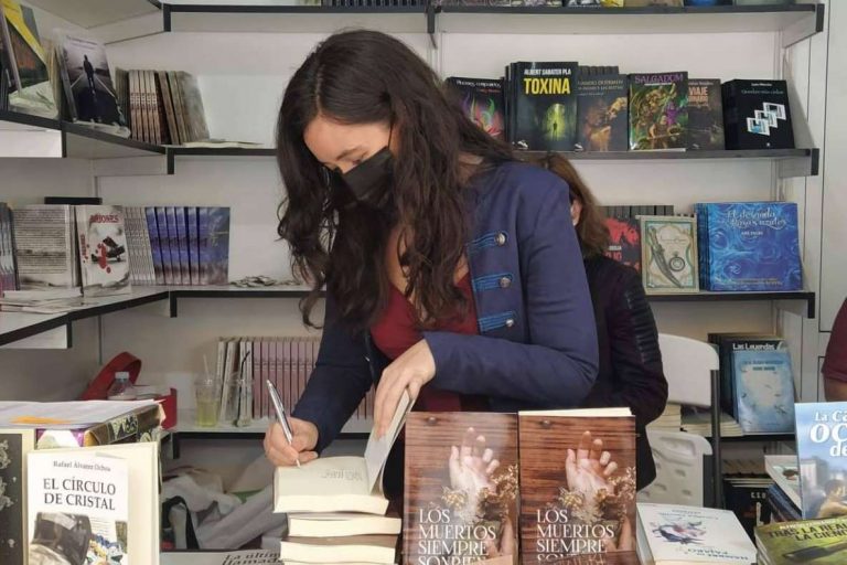 Aquellos que creen que no les gusta la historia pueden leer la novela Los muertos siempre sonríen