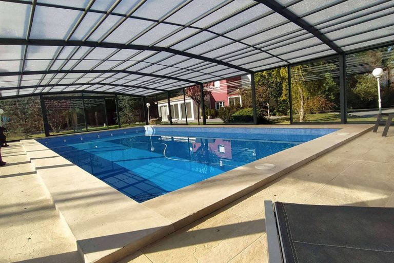 Todo sobre las cubiertas de piscina en vidrio de seguridad disponibles en COVERTTO