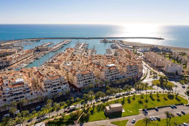 Vivir frente al mar en un apartamento en Almerimar, un lugar privilegiado de la Costa de Almería