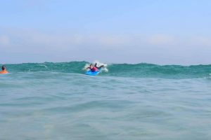 ¿Qué ofrece Watsay Surf School en sus campamentos de surf para aprender en verano?