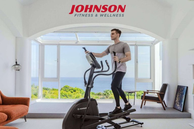 Hay una variedad de bicicletas estáticas y de elípticas disponibles en la tienda de Johnson Fitness & Wellness.