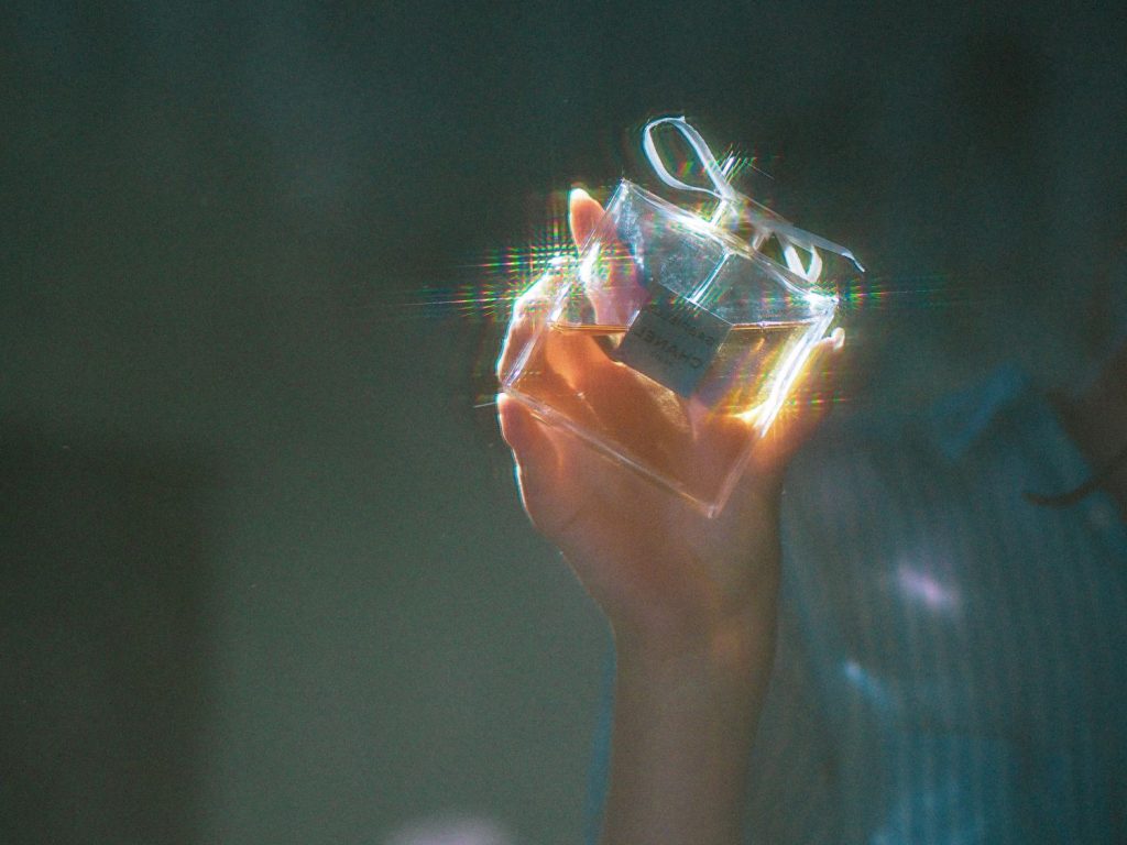 El motivo por el que el perfume huele distinto en tu piel