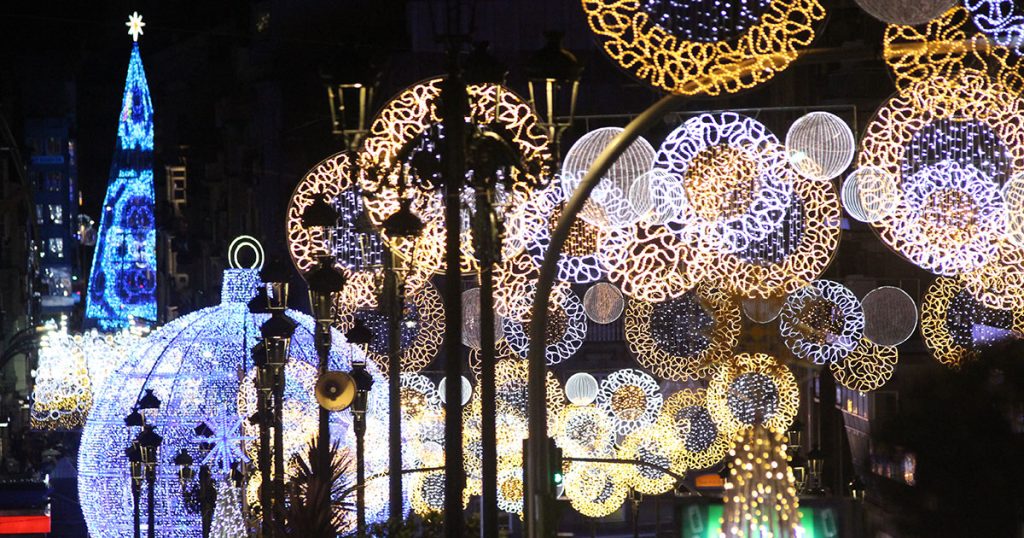Las luces de Navidad reabren la polémica sobre el ahorro energético de Sánchez 2 Luces de Navidad: la absurda batalla para “ahorrar” en continúas subidas