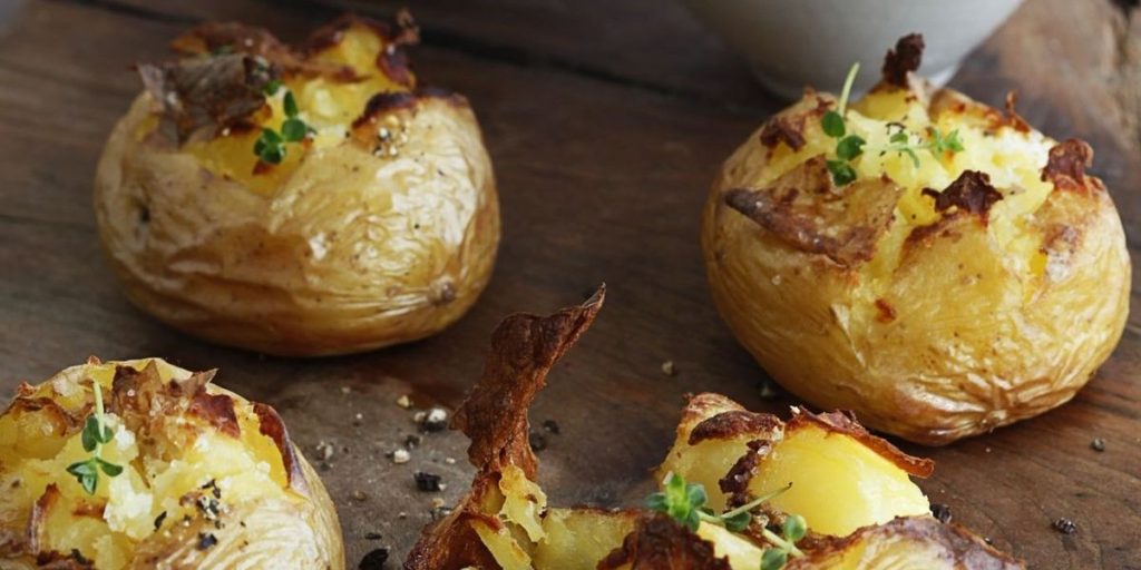 Patatas chafadas, la mejor receta para una guarnición diferente 32 patatas chafadas