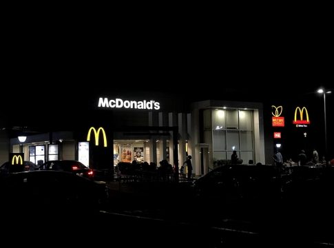 rótulos luminosos mcdonalds