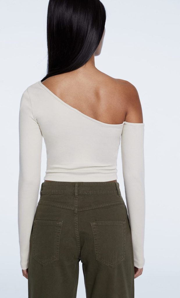 El top asimétrico de Stradivarius que te sirve para cualquier ocasión por 12,99