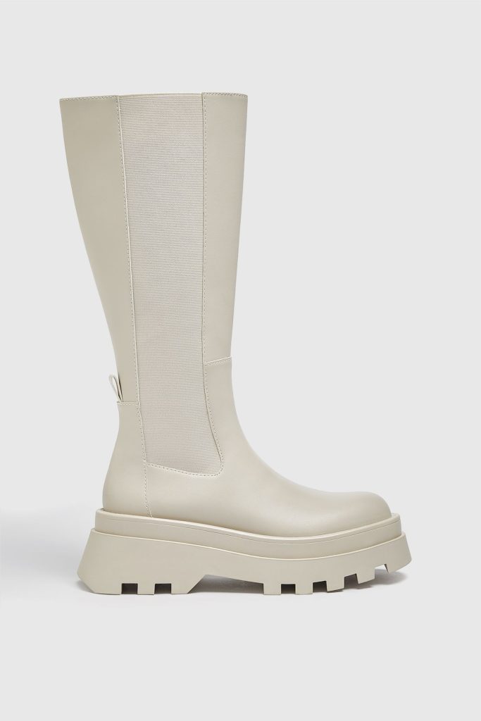 Las botas de agua de Pull&Bear que están arrasando por 49,99 euros 52 Pull&Bear: Bota plana para lluvias