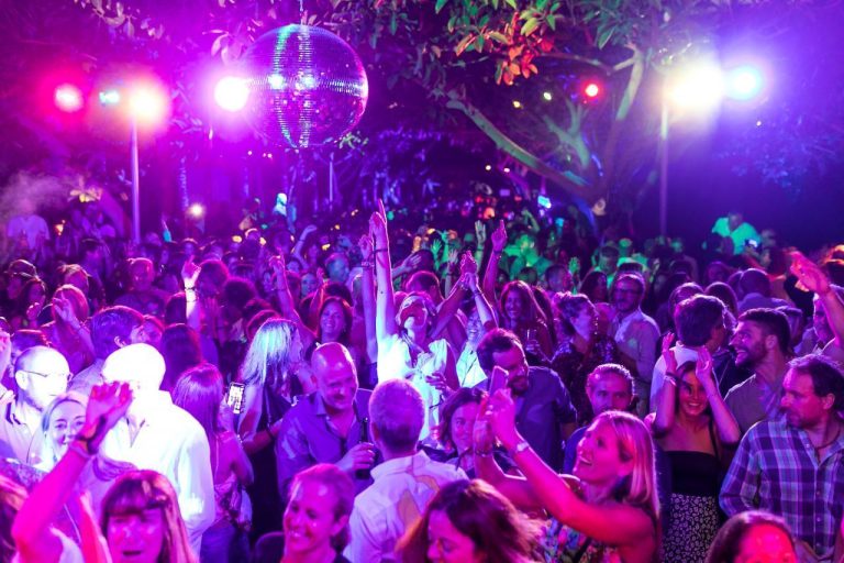 Trucos para entrar en una discoteca si eres menor de edad