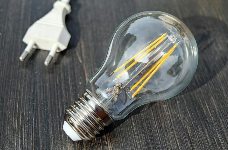 El precio de la luz sube este domingo un 8,2%, hasta los 185,87 euros/MWh
