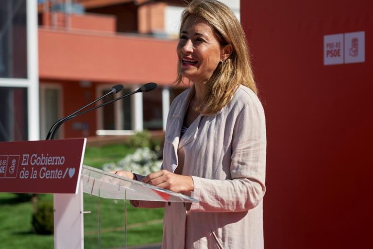 La ministra de Transportes se muestra 