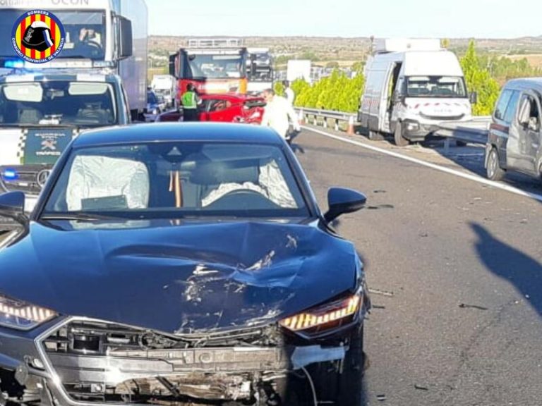 Muere una mujer en un accidente con cuatro vehículos implicados en la A-3 en Requena (Valencia)