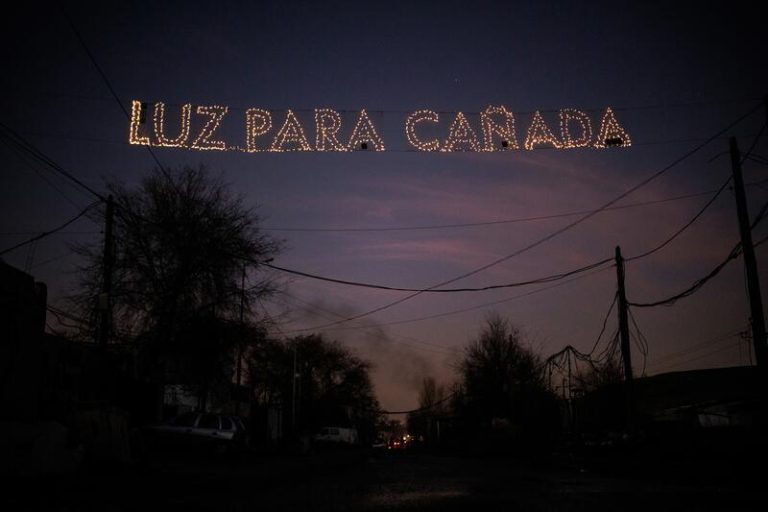 Aumentan a 7.000 los vecinos sin luz en la Cañada Real y denuncian que se cumplen dos años de 