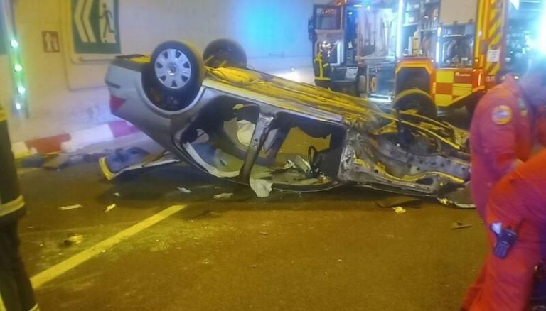 Trasladados dos ancianos al hospital tras volcar su coche y quedarse atrapados en un túnel de Somosierra