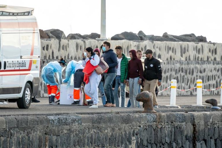 Las llegadas de migrantes de forma irregular a Canarias caen por primera vez en lo que va de año