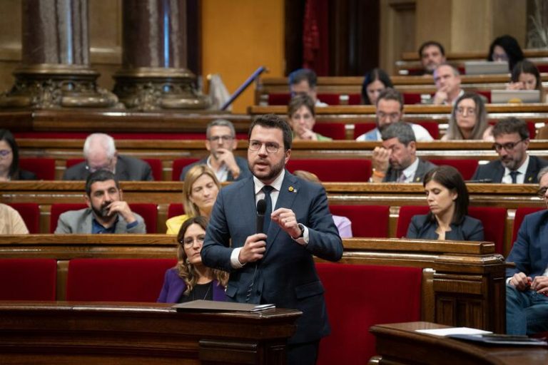 Aragonés expresa su apoyo a los miembros de la anterior Mesa del Parlamento catalán ante su juicio