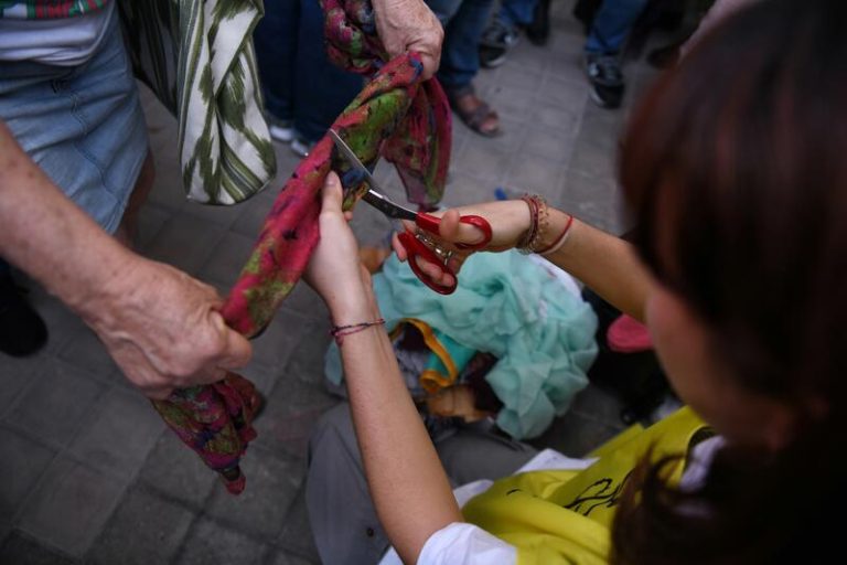 Manifestantes rompen pañuelos frente a la Embajada iraní en Madrid para protestar por la muerte de Mahsa Amini