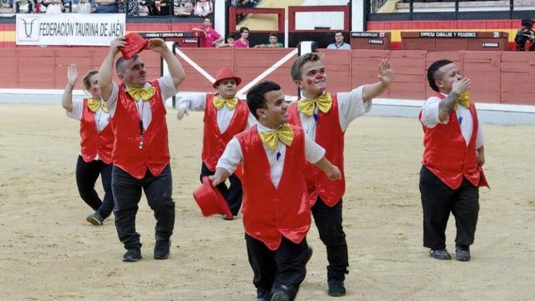 Piden la suspensión de un espectáculo cómico taurino en Jaén con personas de talla baja 