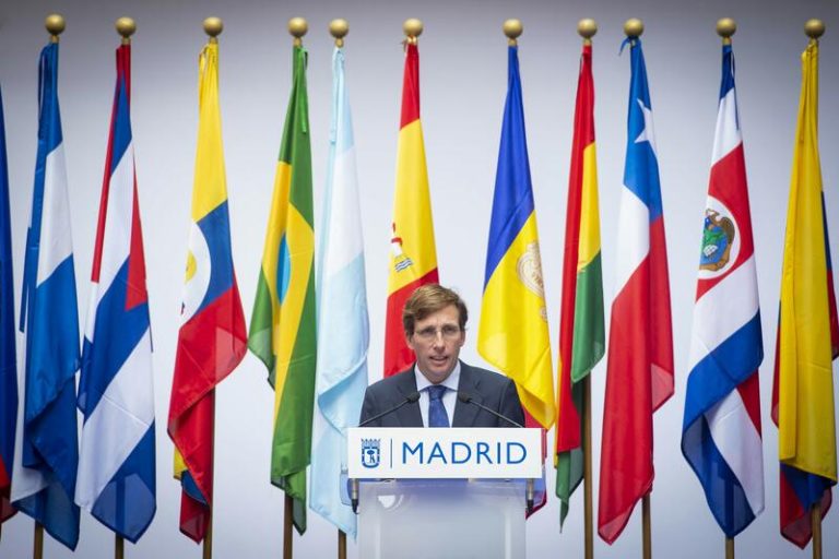 Almeida reivindica al Rey emérito como artífice de la unidad de la patria y equipara a Magallanes con Armstrong