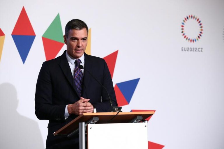 Sánchez defiende que el Gobierno está cumpliendo los estatutos de las CCAA en inversión pública en los PGE